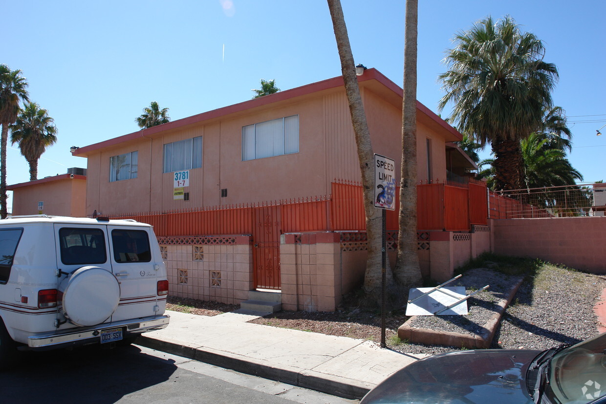 Building Photo - 3781 Royal Crest St