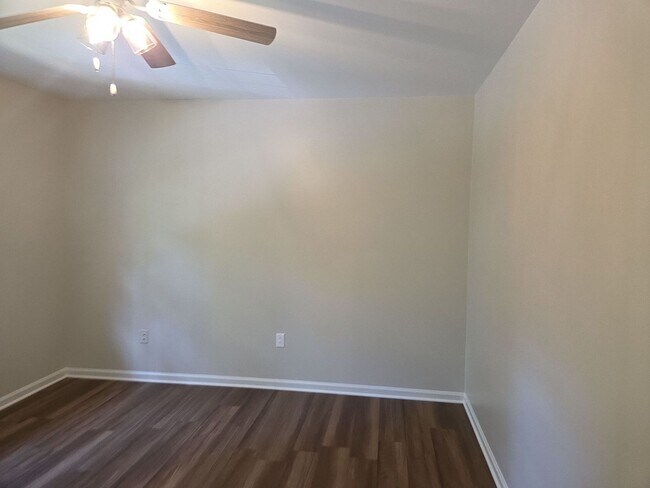 Foto del edificio - 2BD/1.5 BA Townhome - Available July 31st Recently Renovated