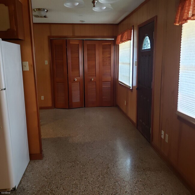 Building Photo - 3 br, 1.5 bath House - 858 Victory Dr