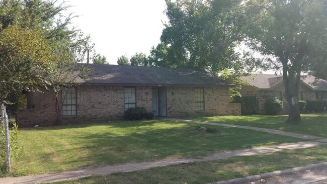 Building Photo - 10402 Cricket Dr