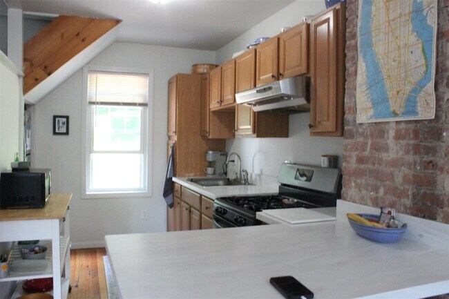 Foto del edificio - 348 Warburton Ave