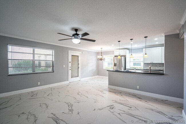Foto del edificio - 244 Normandy Ln