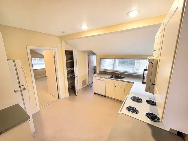 Building Photo - Adorable 2bed/1bath Auburn Home on Main St.