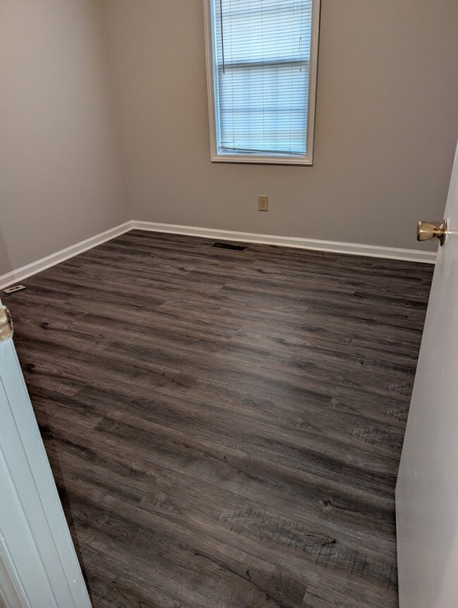 Building Photo - 2110 Shamrock Dr E