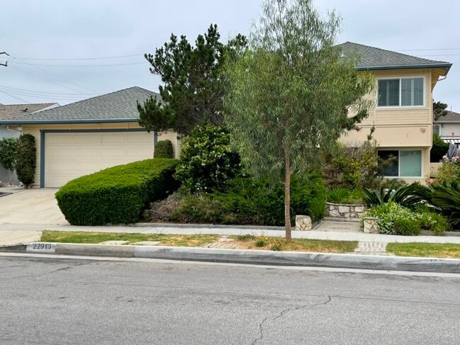 Building Photo - 22913 Juniper Ave