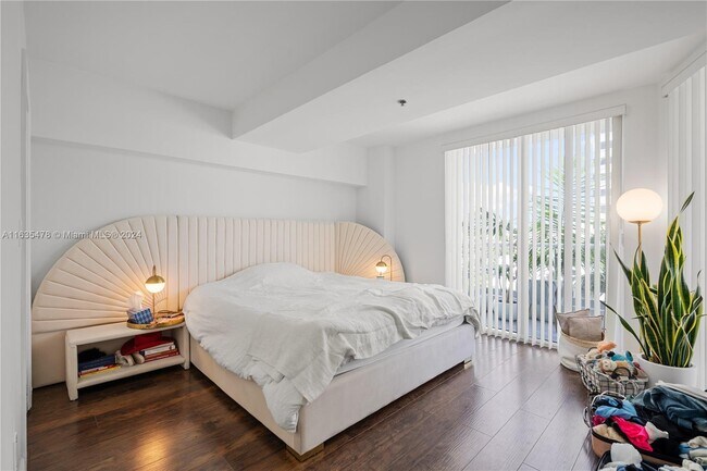 Building Photo - 6362 Collins Ave