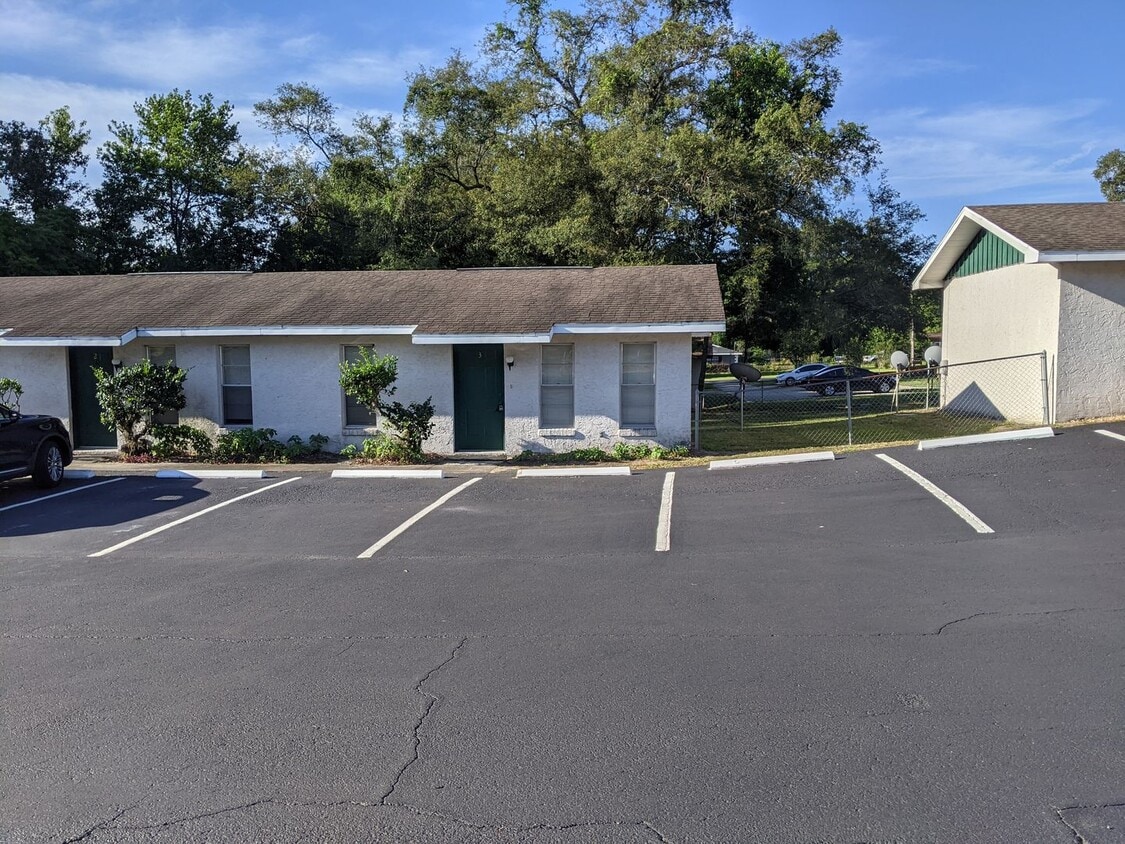 Foto del edificio - 1 bedroom, 1 bathroom Apartment - washer & dryer in unit! Clinton Avenue Dade City