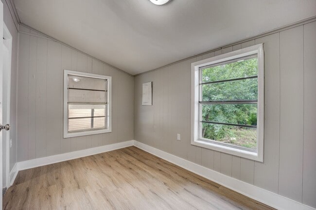 Building Photo - Freshly Updated 2 Bedroom House