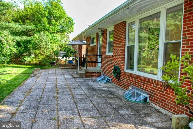 Building Photo - 9811 Parkwood Dr