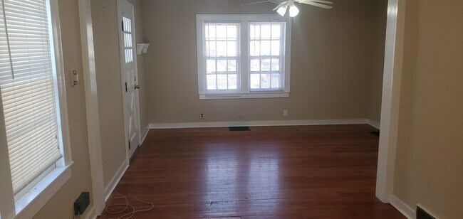 Foto del edificio - 2 bd, 1 ba house in central west Columbia, wood floors, new paint, low traffic road