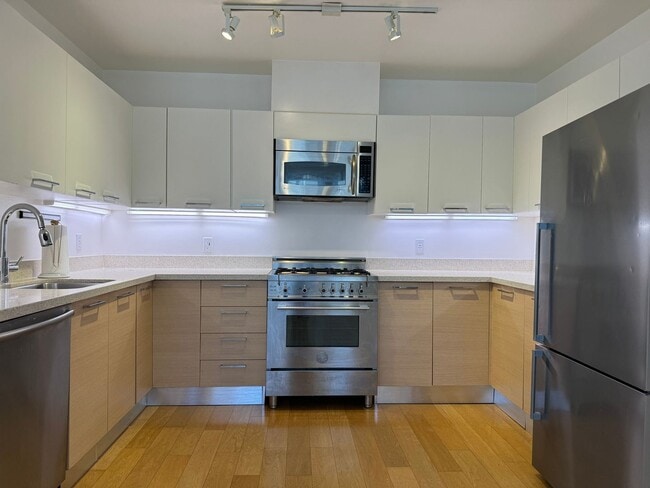 Building Photo - Lovely 2 Bed, 2 Bath Mission Condo w Parki...