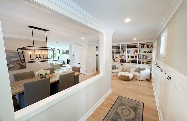 Foto del edificio - 6427 83rd Pl