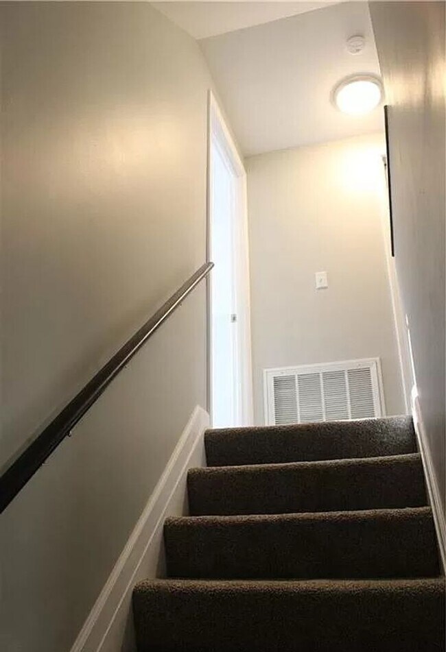 Foto del edificio - 3 Bedroom home with fenced in backyard and...