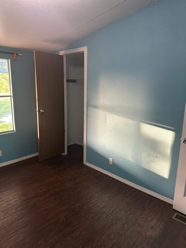 Foto del edificio - 14063 Bradley Rd