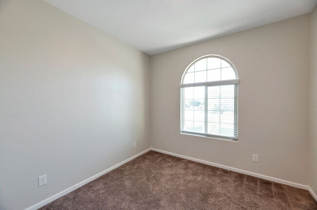 Building Photo - Modern Luxury Living: 4-Bed, 3-Bath Home i...