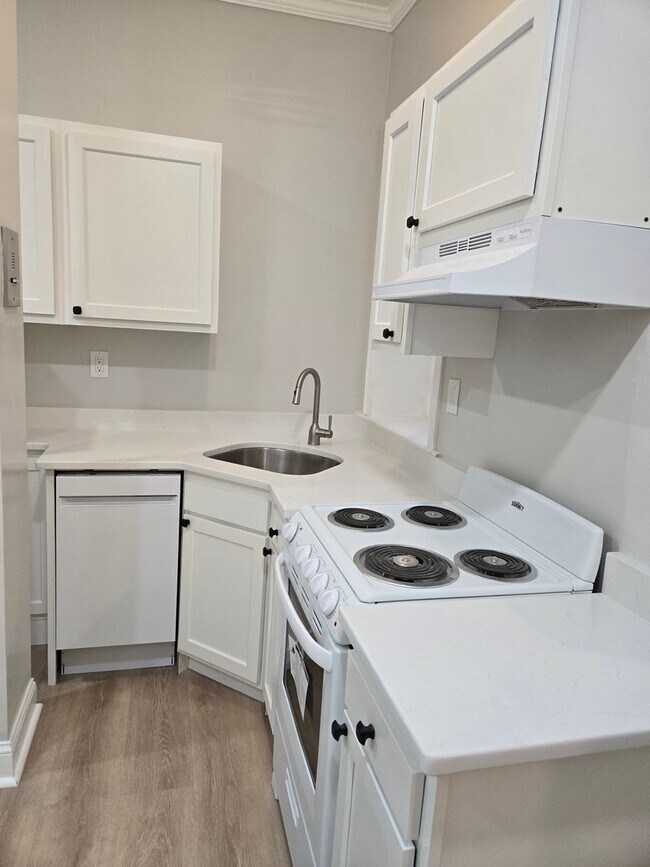 Building Photo - 2 bed/1 bath in Allston