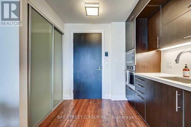 Photo du bâtiment - 5 Sheppard Ave E
