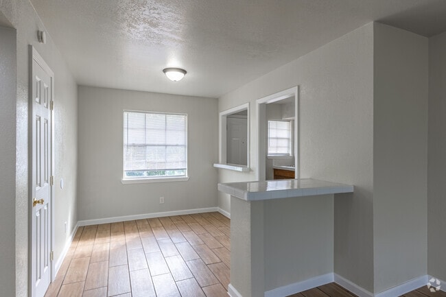 2 habitaciones, 1 baño - 654 pies cuadrados - Comedor - Southdale Apartments