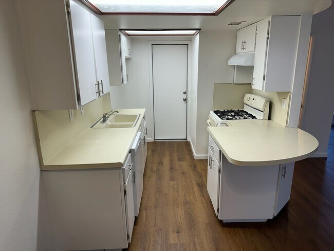 Foto del edificio - 1745 S Central St