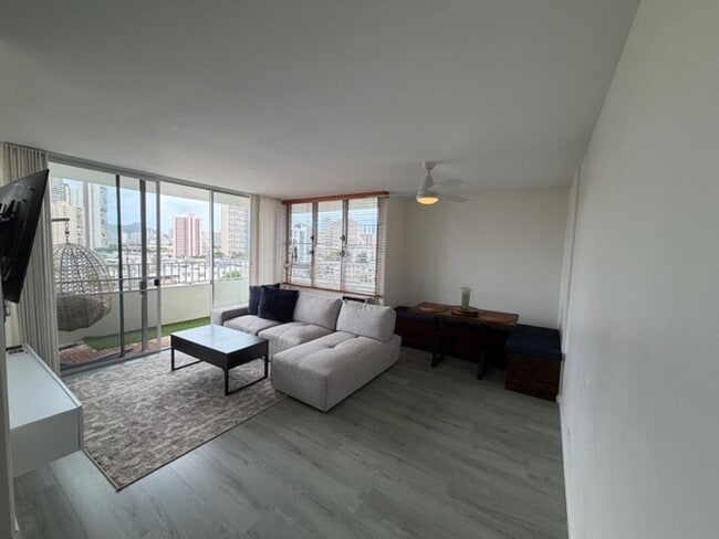 Building Photo - Fully Furnished Remodeled 1 bed w/ parking & views- Electric INCLUDED