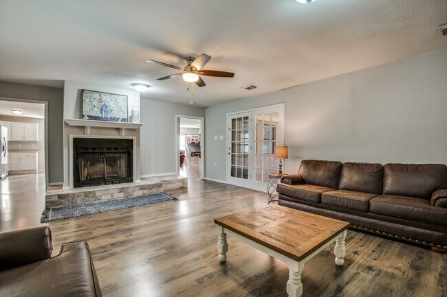 Building Photo - 1300 Randol Mill Ave