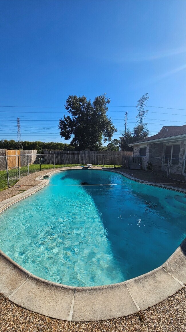 Foto del edificio - 543 Oakdale Dr