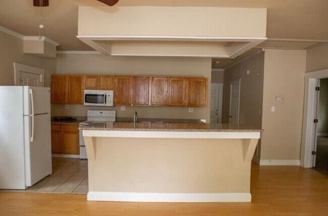 Building Photo - Spacious and Cute!!