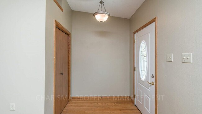 Foto del edificio - MULTI-LEVEL 3 BD, 2 BA HOUSE WITH FENCED IN YARD, DOUBLE ATTACHED GARAGE, SHED, MURPHY BED, 3 FAM...