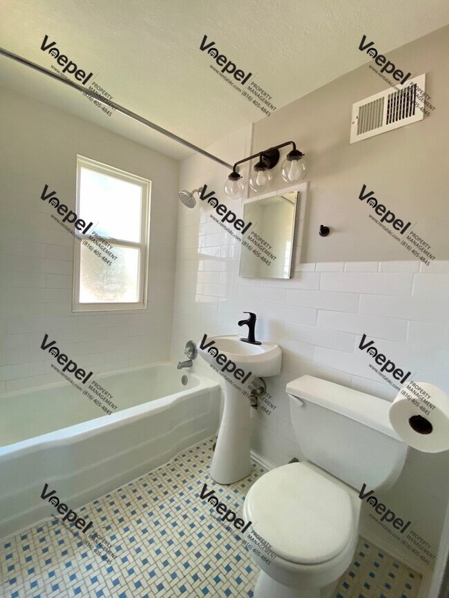 Building Photo - 2 Bedroom 1 Bath Remodeled Brookside Duplex