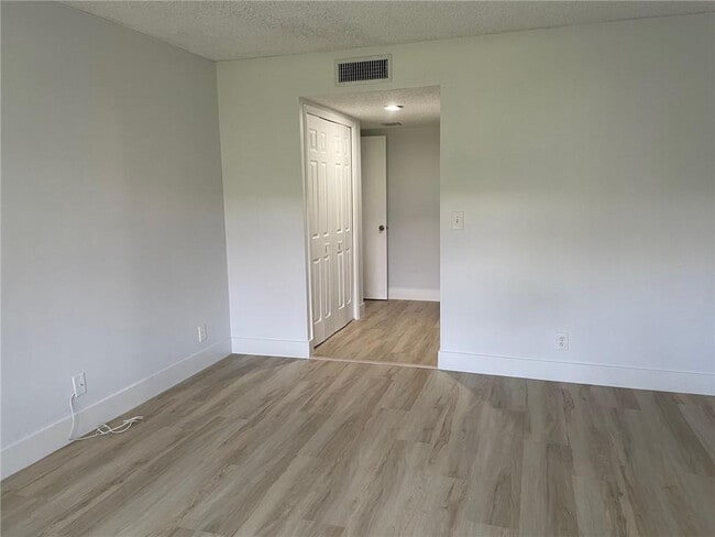 Foto del edificio - 235 Lakeview Dr
