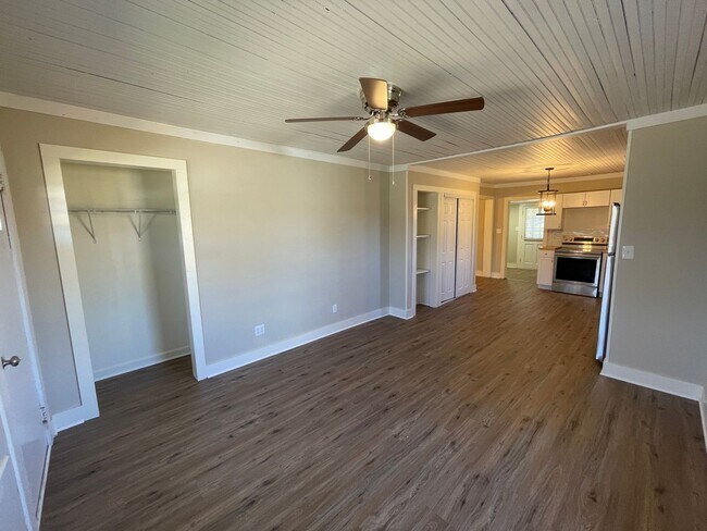 Building Photo - 3 bedroom 2 bathroom renovated house.  Cat...