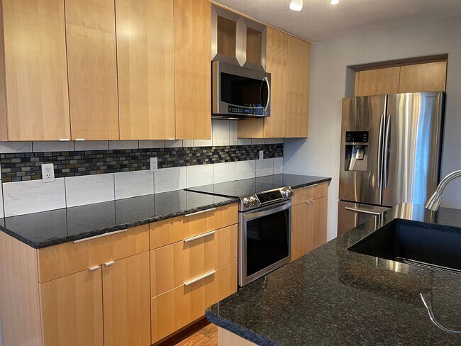 Foto del edificio - Updated Townhome Louisville- Perfect commuting location