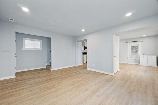 Foto del edificio - 3 Bed 1.5 bath Updated House Fenced yard -Pets