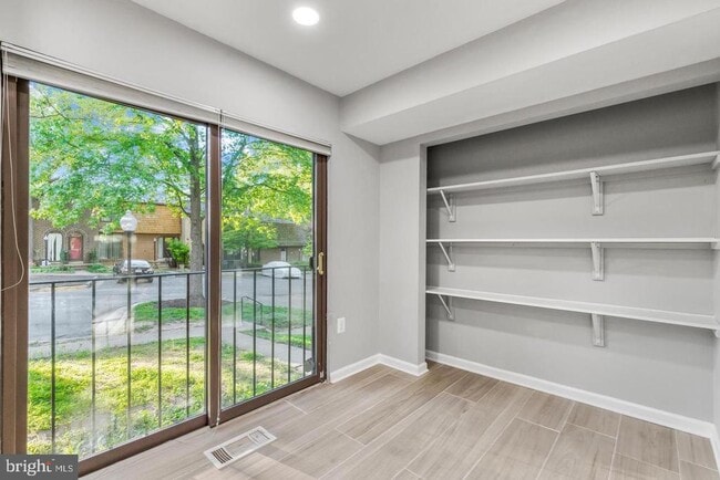 Building Photo - 4921 Sauquoit Ln