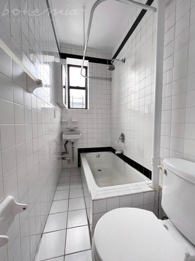 Building Photo - 2224 Amsterdam Ave