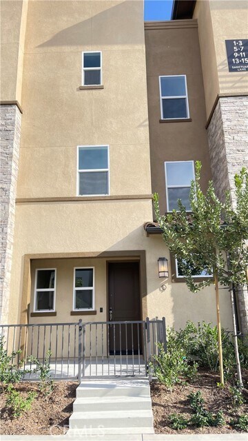 Building Photo - 9 Sanctuary Ln