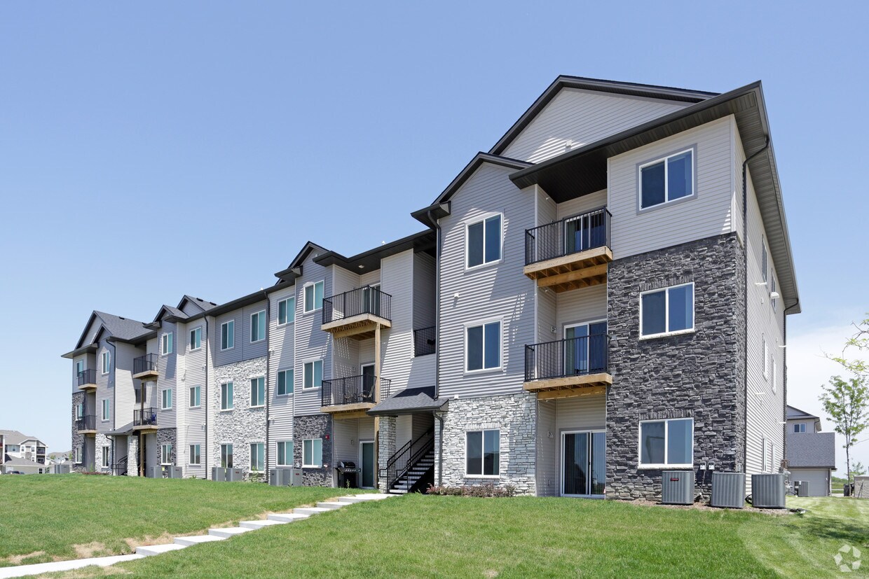 Sterling Pointe Apartments in Johnston, IA