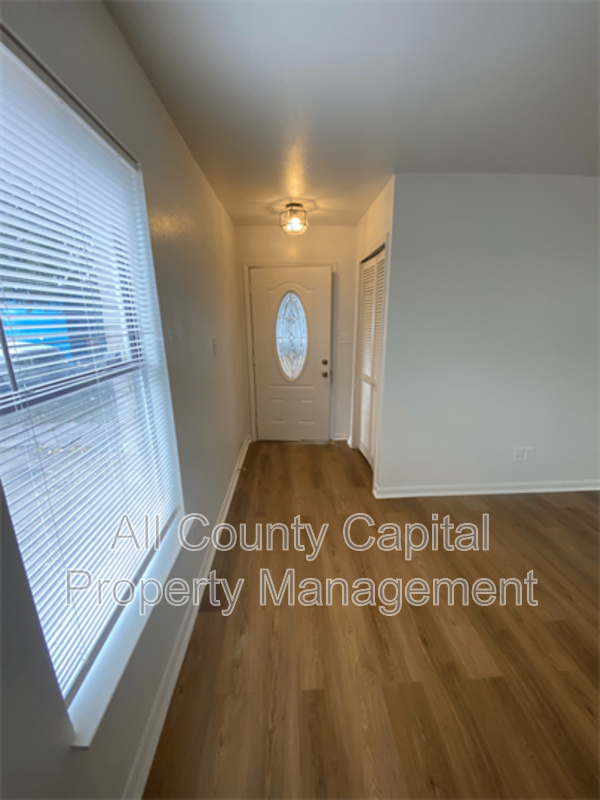 Building Photo - 829 Ken St