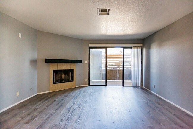 Building Photo - Downstairs Condo with Lots of Upgrades