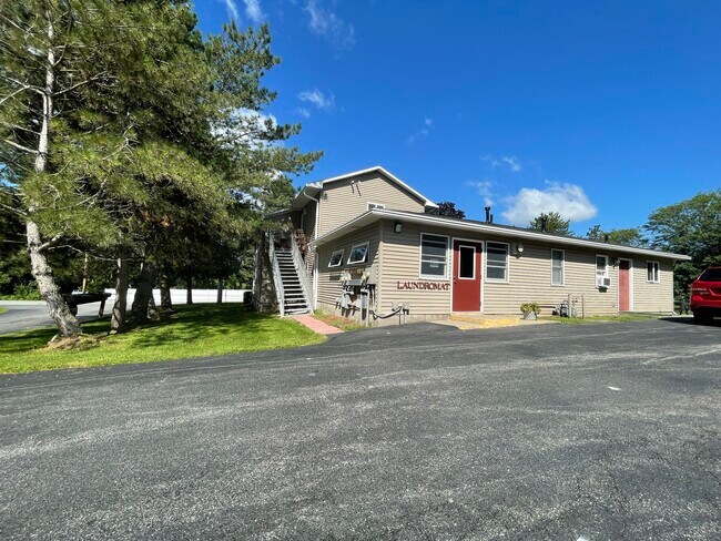 Lavandería grande para residentes - Burdick Estates Apartments