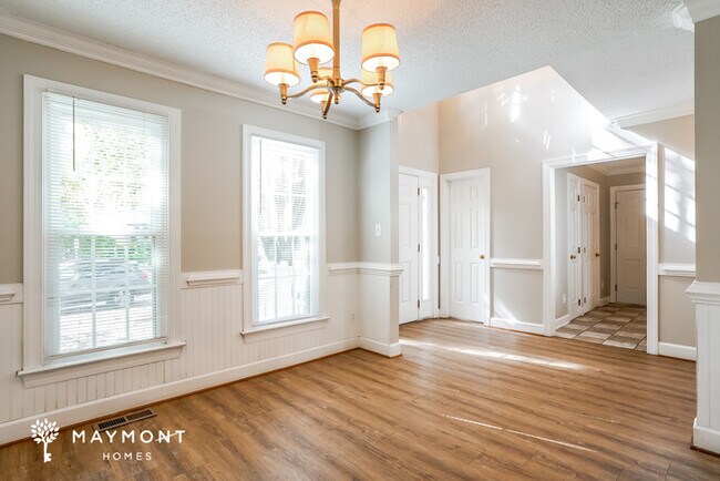 Building Photo - Gorgeous 3 Bedroom