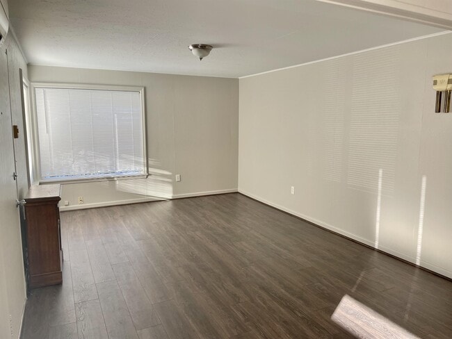 Building Photo - 1040 Spruce St NE