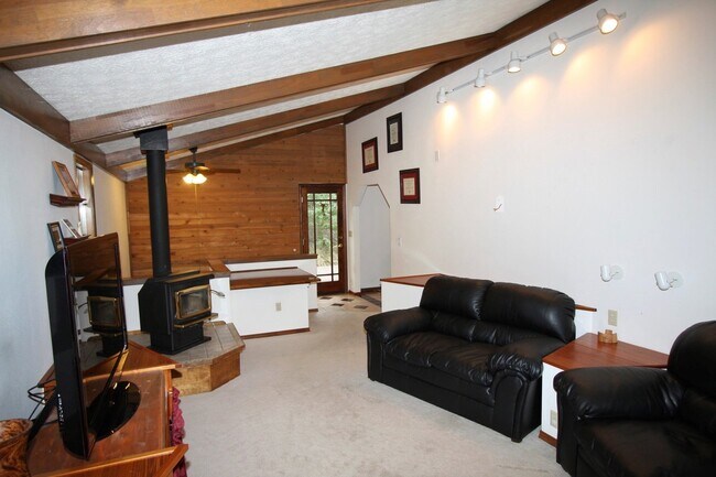 Building Photo - Spacious 3 Bedroom Eagle River Home!