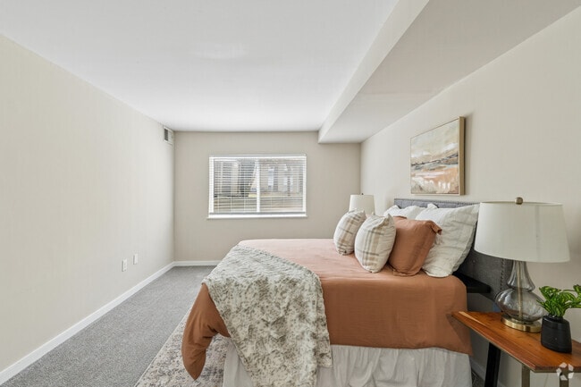 1BR, 1BA - 862SF - Bedroom - Carriage Club Apartments
