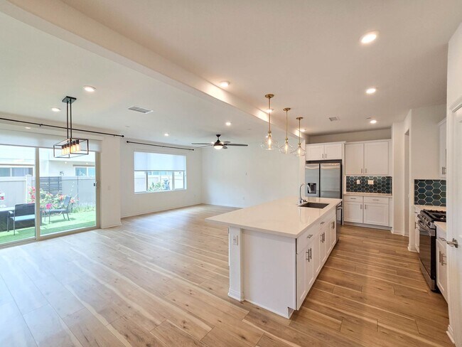 Building Photo - Highly upgraded townhome in Carlsbad