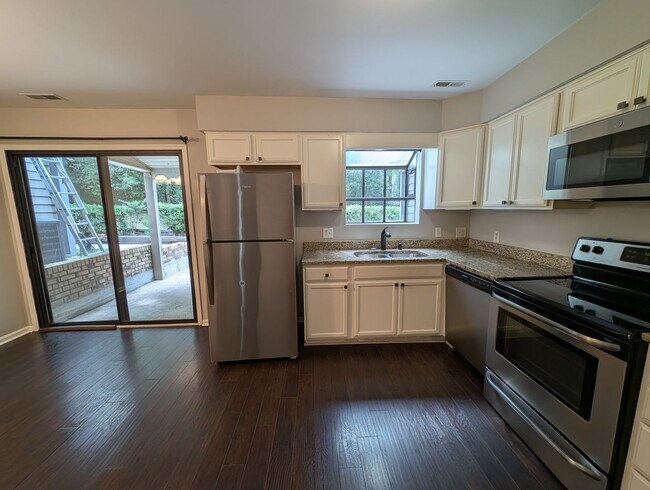 Foto del edificio - Charming  two story , 2 bedroom, 2.5 bath Condo located the Stratfordshire community !