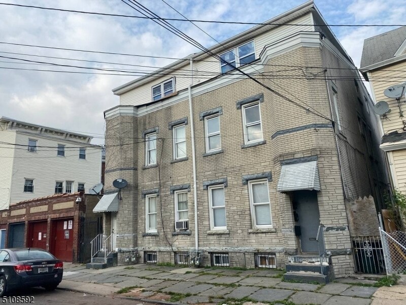 Primary Photo - 253 Court St