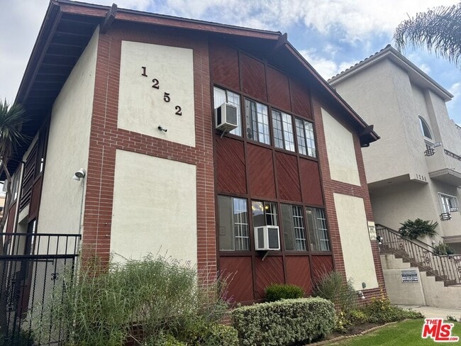 Foto del edificio - 1252 Barry Ave