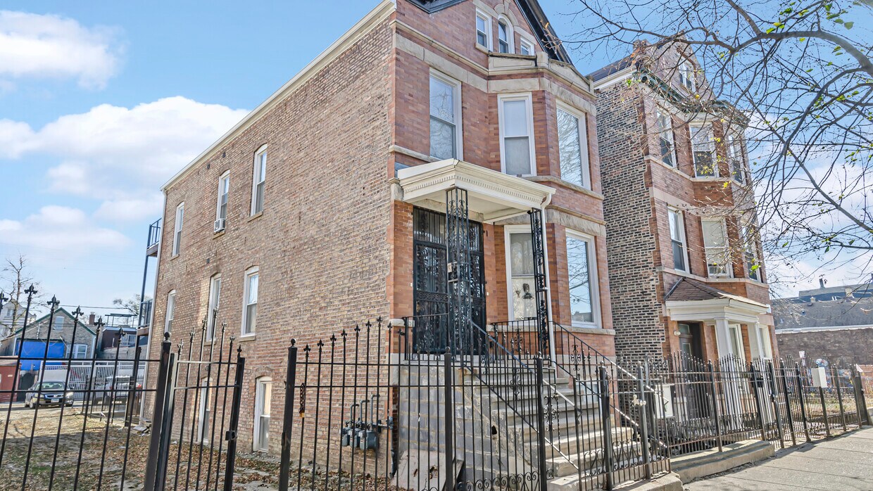2253 S Whipple St Unit GARDEN, Chicago, IL 60623 Room for Rent in