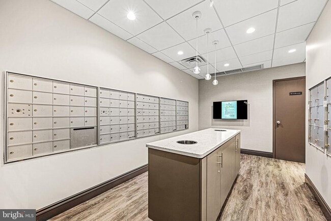 Building Photo - 801 Yale Ave